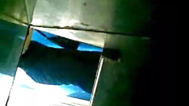 Gay se masturba en la xxx de español webcam sentado en una silla