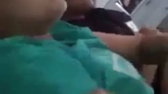 Puta sexy se masturba con la polla de sus lesbianas hablando español manos