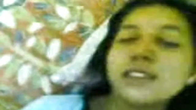 Chica caliente en un tatuaje comprueba la madres españolas follando elasticidad del pene