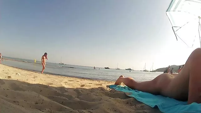 Dos morenas se follan videos xxx en español latino a un chico de polla gorda