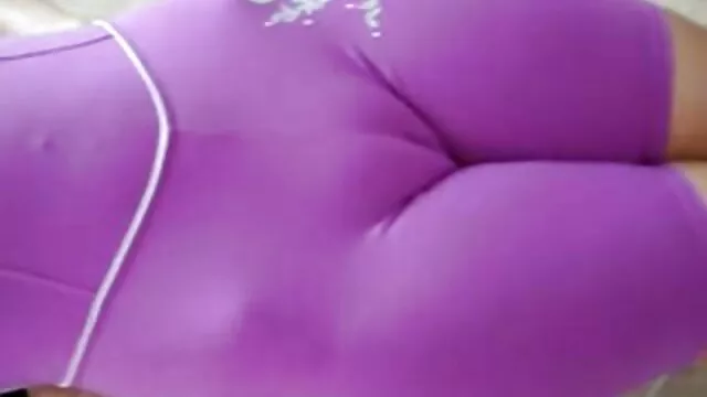 Ana con vestido blanco se pajea la xxxespañola polla