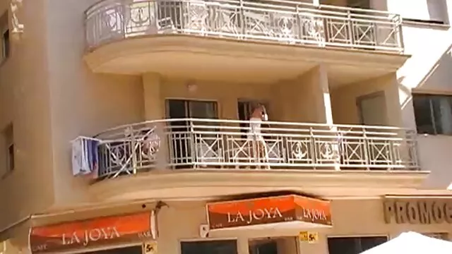 Una joven estudiante rusa tiene mucho miedo de no aprobar las pruebas, después de haber contratado a un tutor, se sorprendió mucho videos xxx con subtitulos al aprender sus métodos de enseñanza, pero él prometió que aprobaría todo.