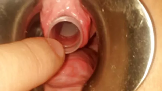 Pedro, el macho caliente y apasionado de pelo largo irrumpe en la habitación hentai porno sub español de su amada Conchita y la folla duro