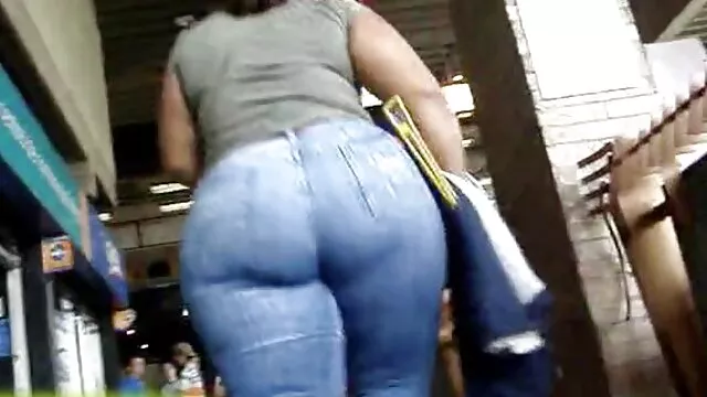 Una xxx jovenes españolas hermosa y deslumbrante chica con mucho gusto le hace una mamada a su amante, lamiendo suavemente una cabeza rojiza palpitante