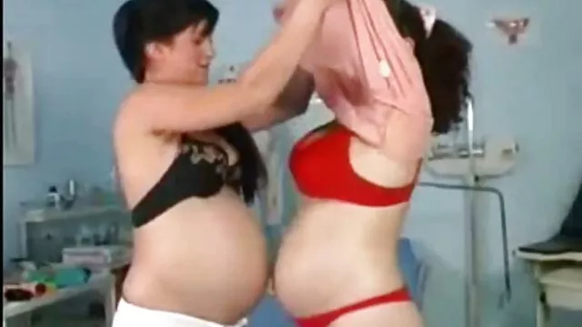 Ya experimentado en tales asuntos, el hombre quería probar al joven y fácilmente lo convenció porno en español en vivo para que se divirtiera oralmente. Y solo entonces estuvo lo suficientemente preparado para permitir que su dulce y suave culo fuera follado con todas sus fuerzas.