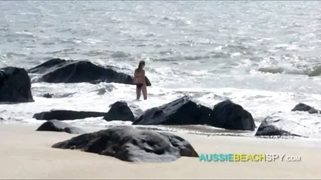 Nena bonita acaricia su coño a través pono español gratis de las bragas