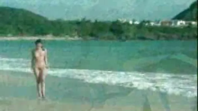 El chico excita a su amada con suaves toques, su cuerpo se dobla con pasión, luego comienza a tocarle el coño, ahora ella está poerno español toda mojada