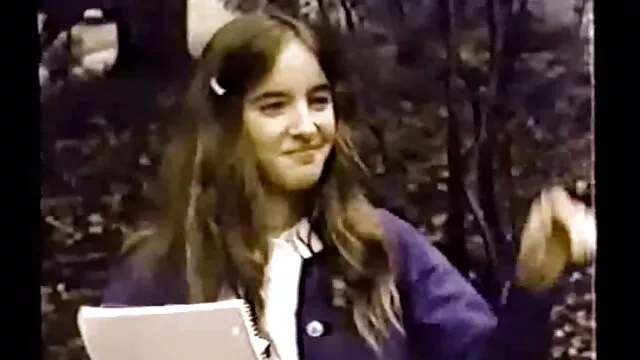 Dos zorras gordas se paran peliculas xxx completas en castellano en el parque con un anuncio de que buscan una esclava sumisa