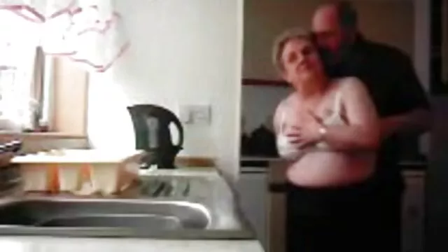 Después de follar entre pechos, la guapa se sentó sobre la polla con su vagina y saltó un poco, luego de que el chico rociara el pecho de la bebé jovenes españoles follando con espeso esperma.