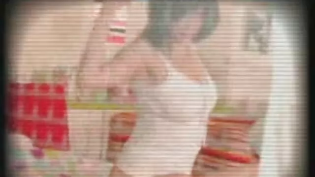 Una pequeña bandada de glamorosas chicas sexy se reúne para un picnic de verano sex mex español en el patio de una antigua finca familiar, donde dulcemente se involucran en sexo obsceno con pimientos ansiosos.