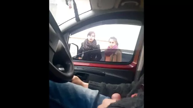 Dos bonitas rubias te enseñarán cómo satisfacer al sexo más débil. Besos calientes, caricias apasionadas, un dedo en el ano y una lengua en el coño, y luego aparece un enorme falo rojo en sus manos, que se puede plantar al mismo tiempo, que xxx anime en español buenas son.