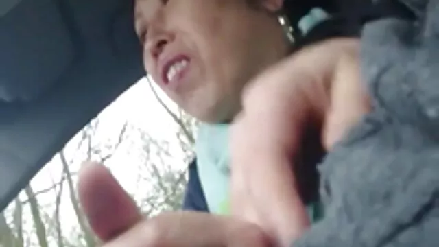 Chica alemana frota su coño insesto en español