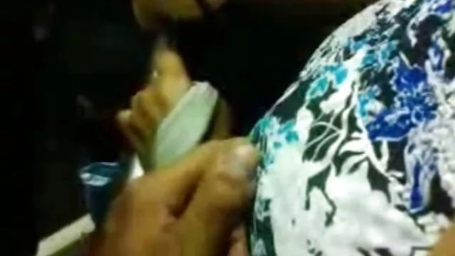 Guapo penetra lentamente un pene grueso en el lesbianas videos en español anal de una miga joven