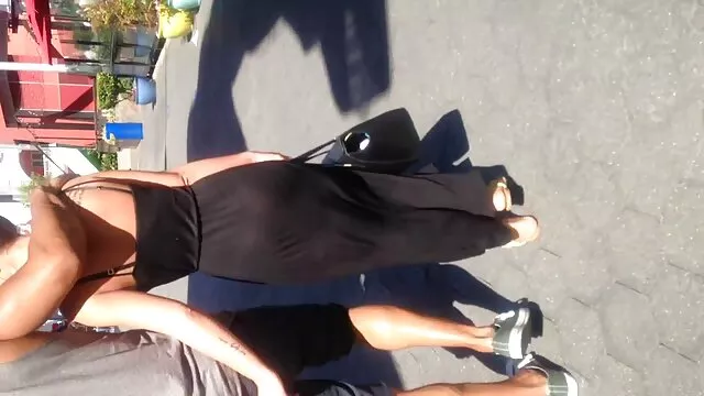 Bebé con el coño depilado cumlouder español saltando sobre una polla