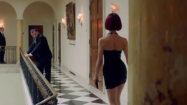 Una amante muy dominante da órdenes a su xxx viejas españolas esclava