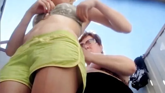 Chica sucia videos eroticos subtitulados chupando polla en la lavandería