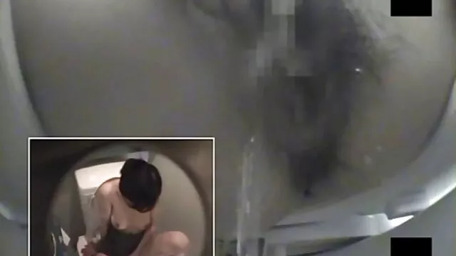 Morena muestra striptease en videos pornos sub español el baño