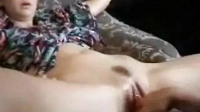¡Chica universitaria afeitada se masturba en la cámara! ¡Está videos pornoespañol sin ropa interior!