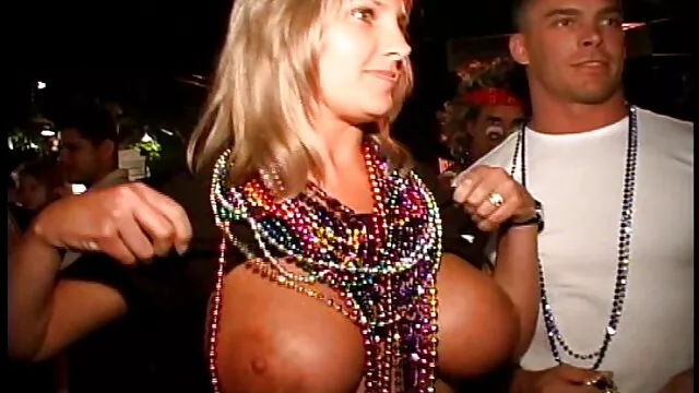 Perra canal porno español con gran trasero y grandes tetas satisfecha con una gran polla