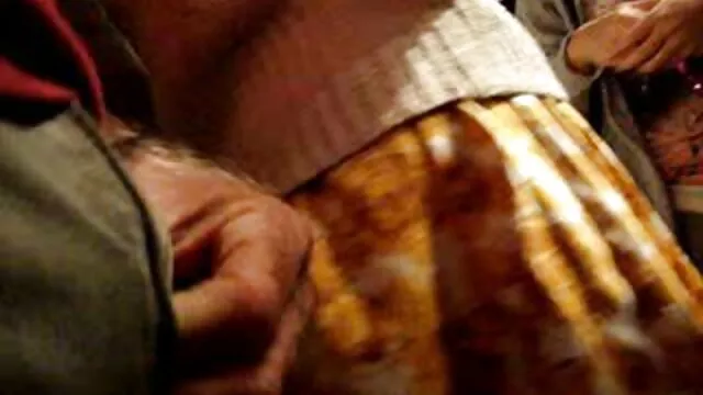 Mientras la esposa peliculas xxx completas gratis charlaba con los invitados y bebía whisky, el chico de la rubia se retiró al dormitorio, donde la folló duro como una guarra guarra.