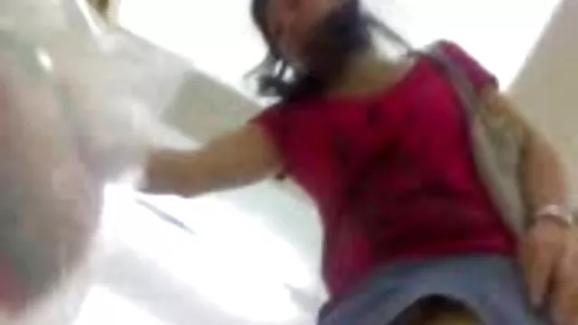 Una mamá madura y gorda llama a su casa a una prostituta pelirroja, que con un arnés naranja la folla duro en brazzers en castellano su coño peludo