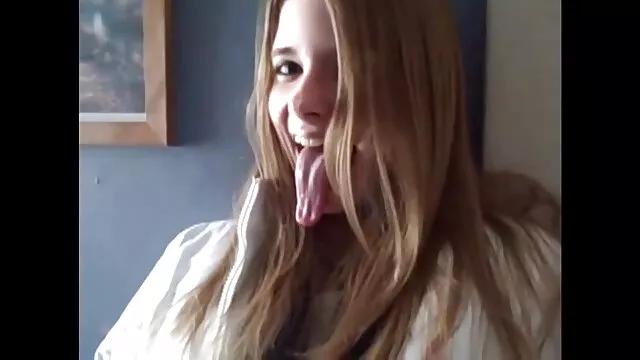 Una joven y poeno español sexy rubia, habiendo decidido tomar el sol un poco desnuda bajo los suaves rayos del sol de la mañana, se excita salvajemente con su propia desnudez y acaricia apasionadamente su excitado coño con hábiles manos.