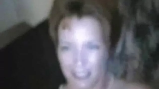 El tipo se agachó junto al comedero y lamió como si huyera lesvianas españolas de un borde hambriento.