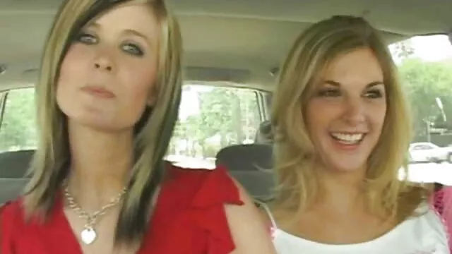 Jovencitas lesbianas se follan entre ellas con un subtituladas xxx consolador