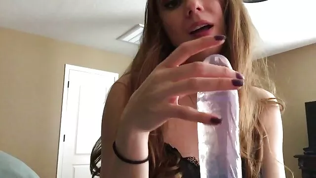 Un tipo con una gran polla gorda se folla a una puta ansiosa por la boca y el coño trio español xxx