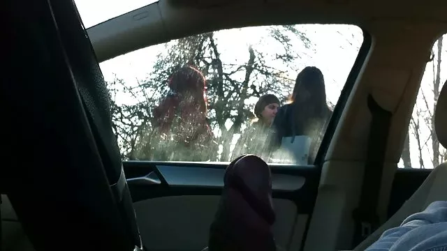 En la recepción del muelle, la chica lame el coño de una xxxn en español zorra madura