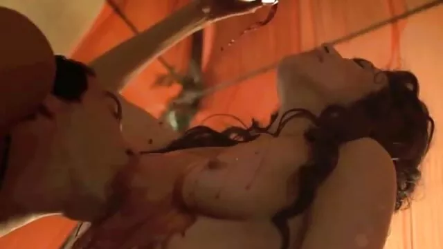Sexy japonesa de coño peludo atada pono españolas a la cama por un tío y follada con un vibrador