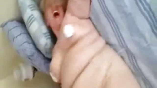 Níger con una polla enorme se folla a un joven aprendiz en el sofá de la oficina, lamiendo la cabeza de la polla como una paleta dulce, la joven se vuelve cáncer videos de sexo español para sentir este enorme tronco en sí misma, cómo gime cuando la folla por el culo, es increíble que no se lo rompa.