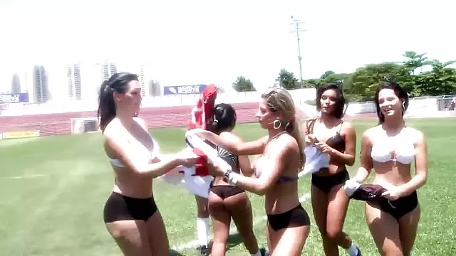 Si quieres tener sexo con una chica que tiene senos grandes, no debes parar. Esta chica sacude sus grandes tetas a los lados, al final anal español se corre en su pecho
