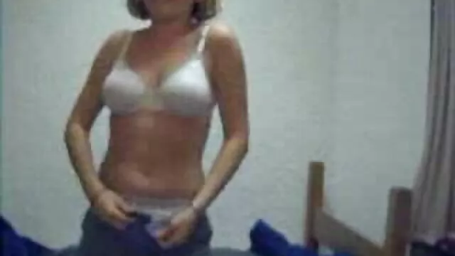 Morena acaricia xxx en español hd el coño en la playa
