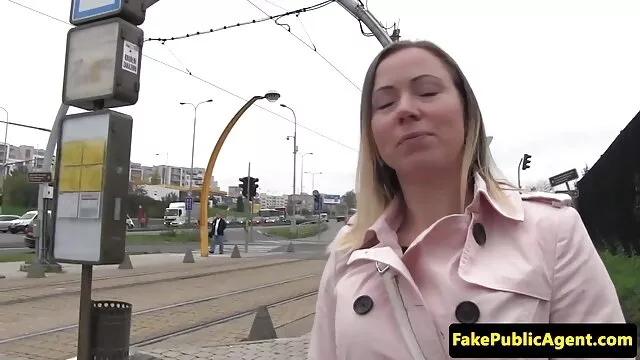 El diablo sabe lo que está pasando aquí, qué idiotas, ciclistas, se divierten en un enorme porbo español trajódromo con chicas. Están rodeados de hermosos culos de estas chicas desnudas que esperan el inicio del sexo