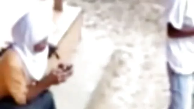 La morena Charlie Ann se lo toma duro en el sofá ñorno español