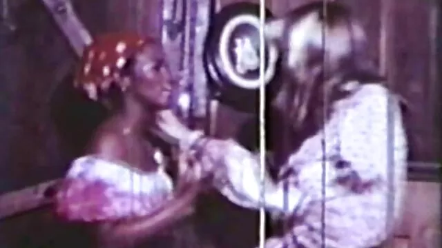 El videosxxxenespañol macho retuerce a la rubia en todas las posiciones en el sofá