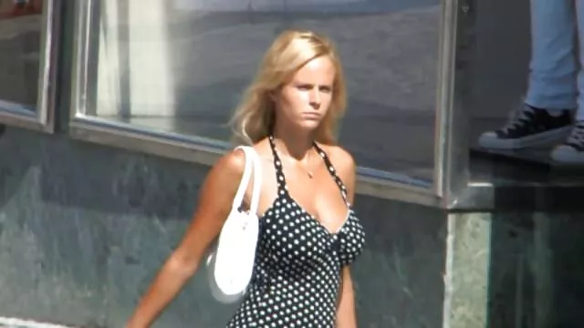 Nena chupa una polla y sienta videos xxx de españoles un coño en un vibrador