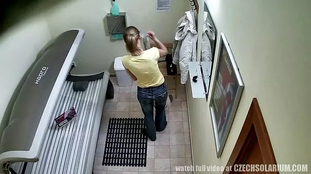 Un negro peliculas xxx en español latino con una gran polla se folla a un courier sexy en su oficina