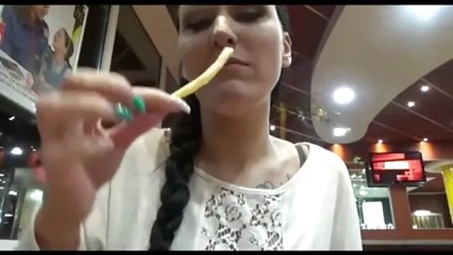 El chico recibió una citación y decidió compartir su dolor con su novia, la chica estaba muy molesta y decidió concertar una despedida para él, dejándolo ver peliculas porno gratis en español plantar una polla en su coño.