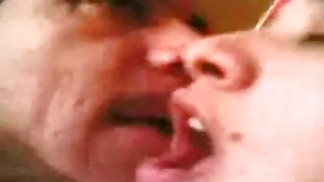 Un hombre bombeado lame el coño depilado de una rubia sexy, se videos porno audio latino la folla con un dedo y se la folla duro en su tronco