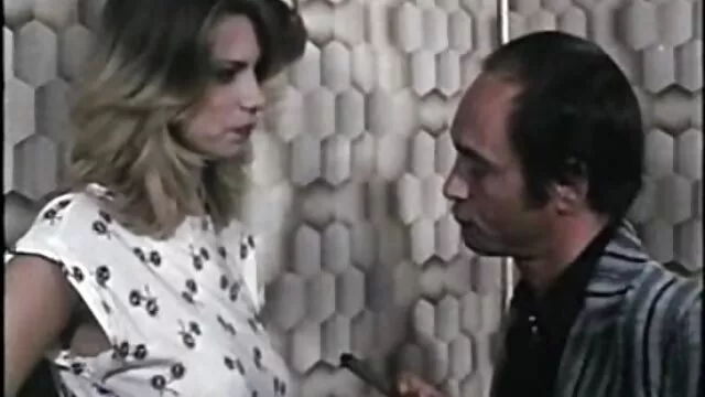 Una guapa latina yace frente a un chico completamente desnuda. No, para golpear a la perra hasta las bolas, este colchón pornoo español la ve masturbarse